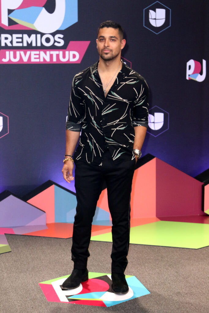 Wilmer Valderrama in a black printed shirt at Premios Juventud