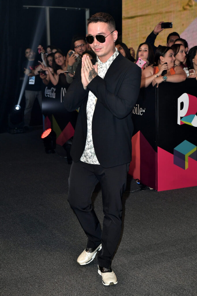 J Balvin in black at Premios Juventud, walking on the red carpet
