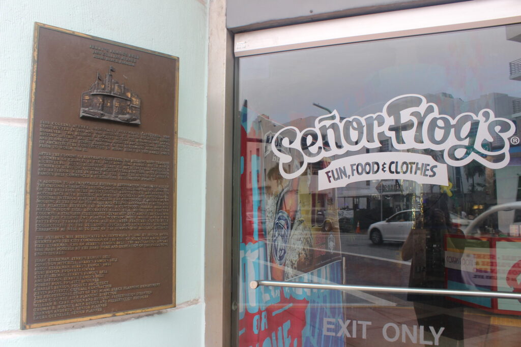 A historic plaque beside the glass door of Señor Frog's