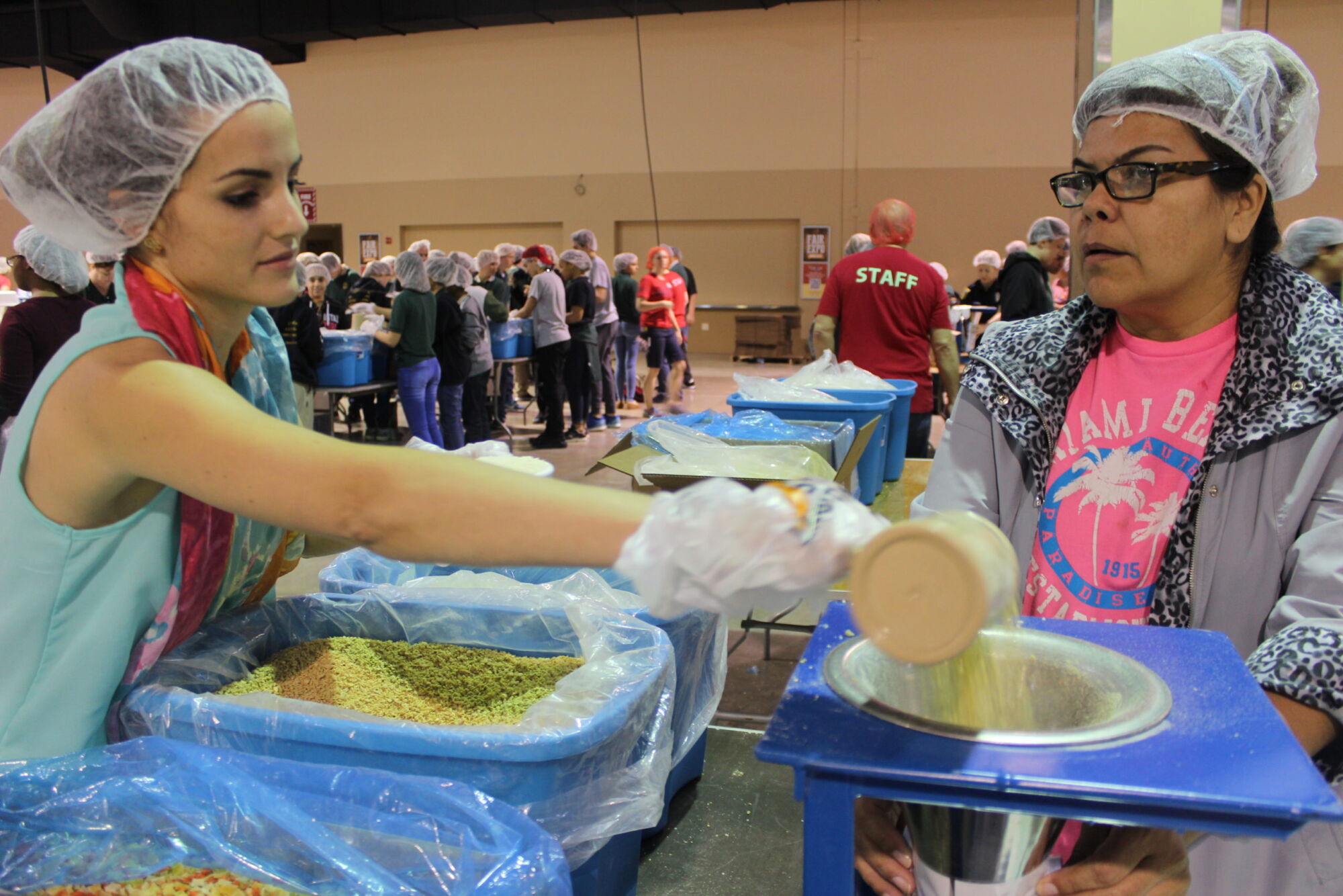 30000 volunteers wear gloves, pack meals for famished children