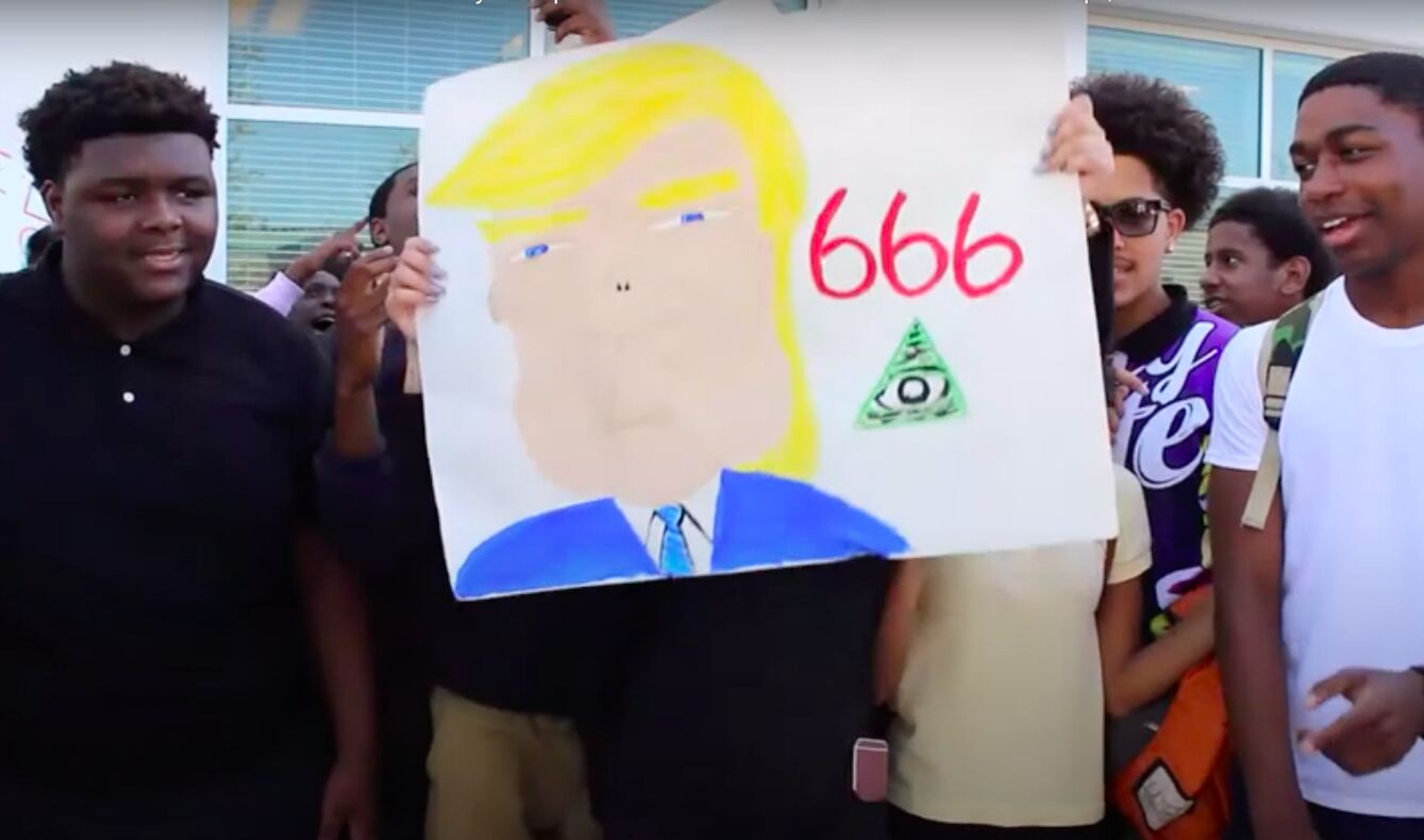 Jóvenes reunidos en el Homestead City Hall protestan tras la elección de Donald Trump