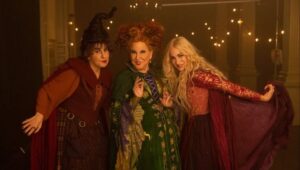 Kathy Najimy, Bette Midler and Sarah Jessica Parker as the three Sanderson sisters from Hocus Pocus 2, in witch costumes